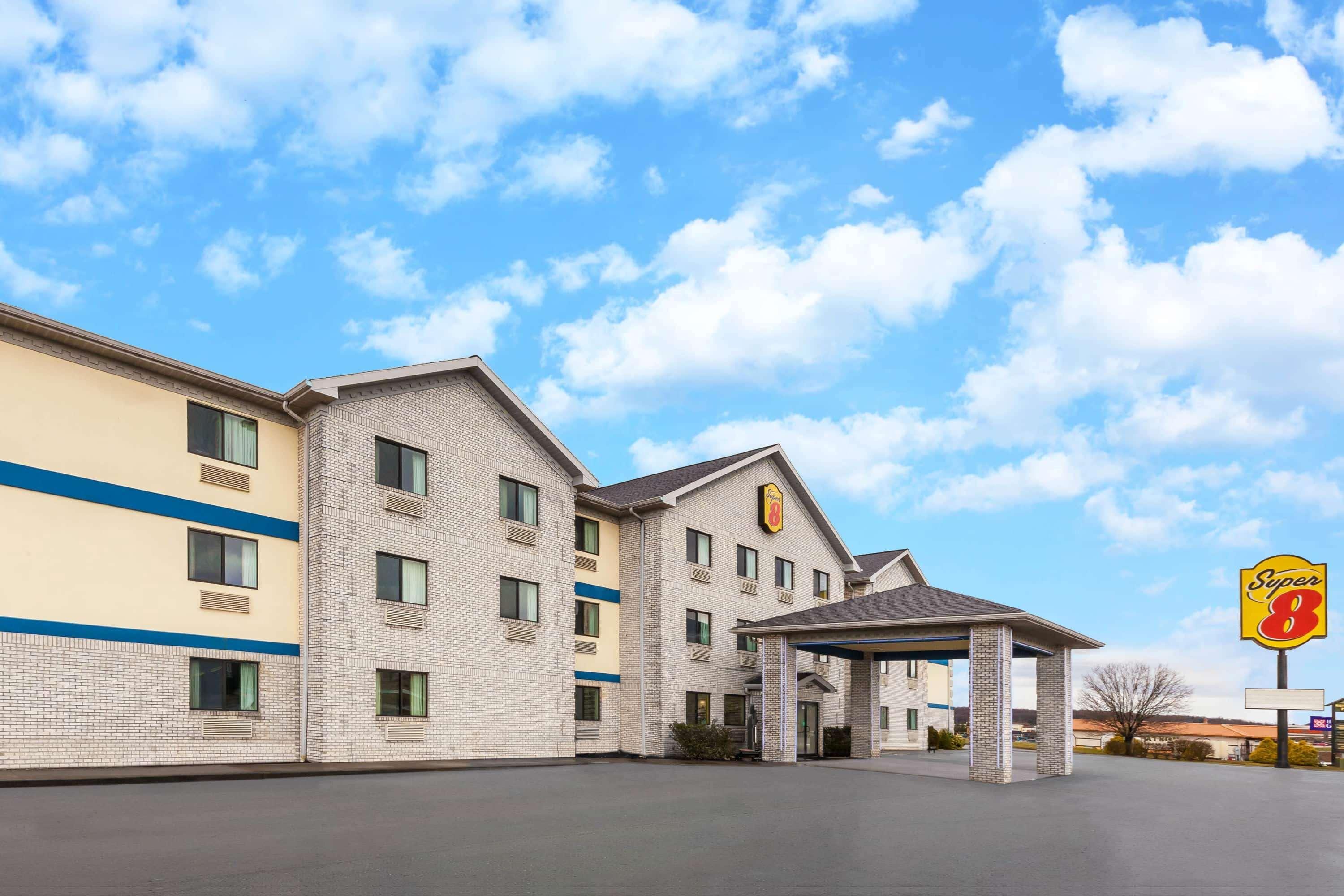 Super 8 By Wyndham Uniontown Pa Hotel Exterior photo
