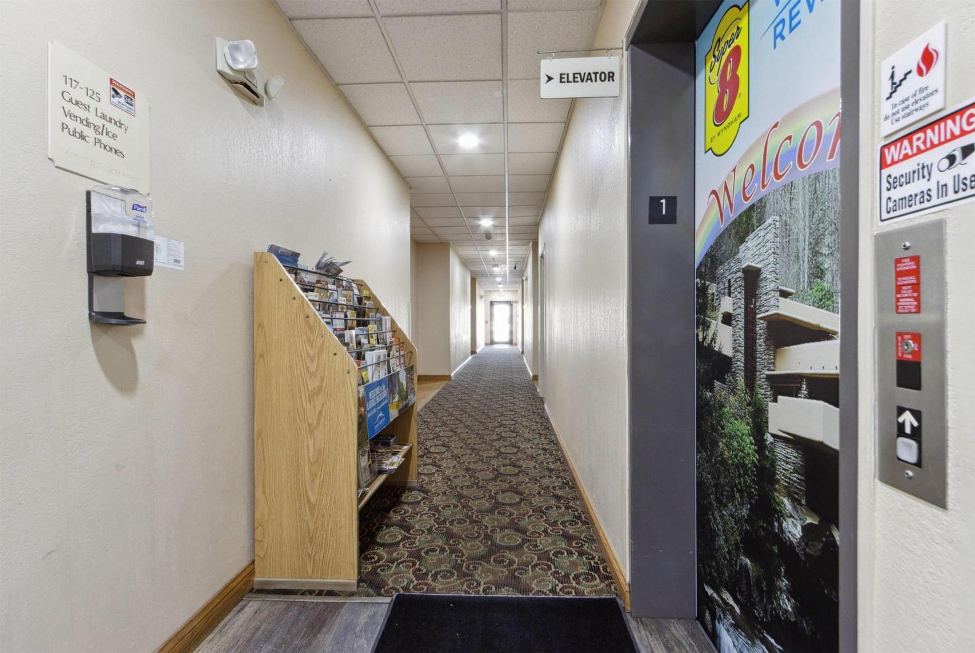 Super 8 By Wyndham Uniontown Pa Hotel Exterior photo